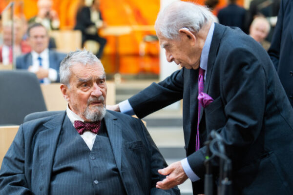 Karl Schwarzenberg - Karl Schwarzenberg (im April 2022 bei der Verleihung des "Concordia-Ehrenpreises" für sein Lebenswerk - gemeinsam mit Osteuropa-Experten Paul Lendvai). - © FOTO: APA/GEORG HOCHMUTH