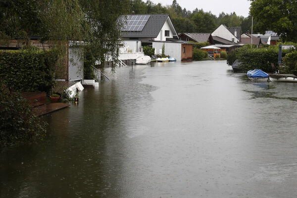 Katastrophensommer durch Klima-Wetter-Wasser-Jo-Jo - Mit jedem Grad Erwärmung kann die Atmosphäre mehr Wasserdampf aufnehmen. Eine Folge sind – wie zuletzt – schwere Unwetter (im Bild: Viktring bei Klagenfurt). - © APA / Gerd Eggenberger