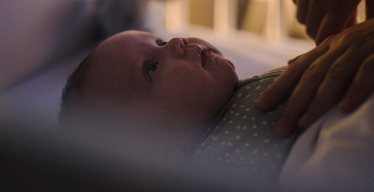 Baby - Nahaufnahme eines Babies in seinem Bett