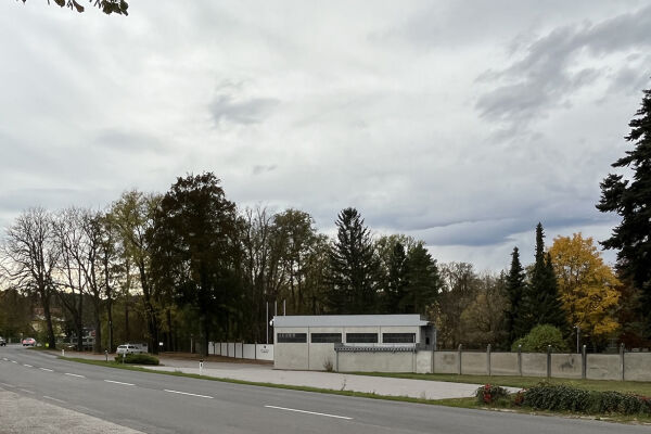 Justizanstalt Schwarzau am Steinfeld  - Die Busstation direkt vor den Gefängnistoren, die Kirchtürme im Hintergrund. Das größte Frauengefängnis Österreichs steht in der Gemeinde Schwarzau, mitten im Ort. - © Foto: Victoria Schwendenwein