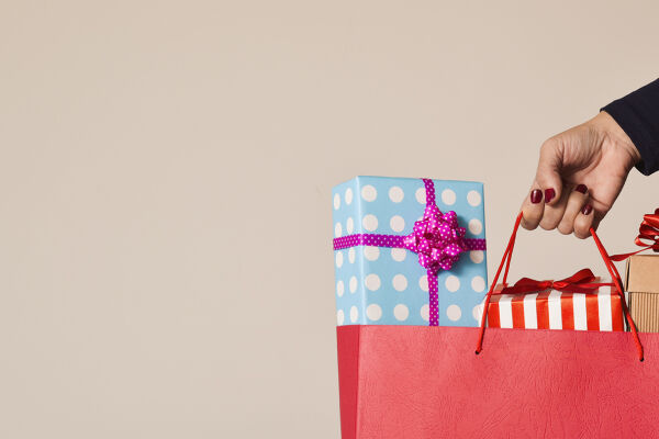 Geschenke Weihnachten Packerl - © Foto: iStock/nito100