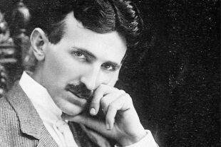 Nikola Tesla - 1884 emi­grier­te der gebürtige Kroate (1856‒1943) nach New York. Hier ließ er zahlreiche seiner Erfindungen patentieren und erregte als Salonlöwe die Aufmerksamkeit der High Society. - © Foto: Getty Images / Roger Viollet