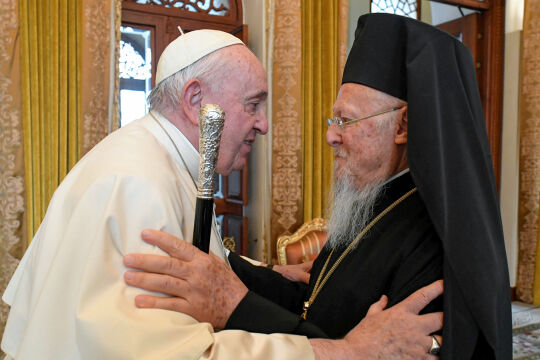 Papst Franziskus Ökumenische Patriarch von Konstantinopel Bartholomaios I.jpg - © Foto: APA / AFP / VATICAN MEDIA