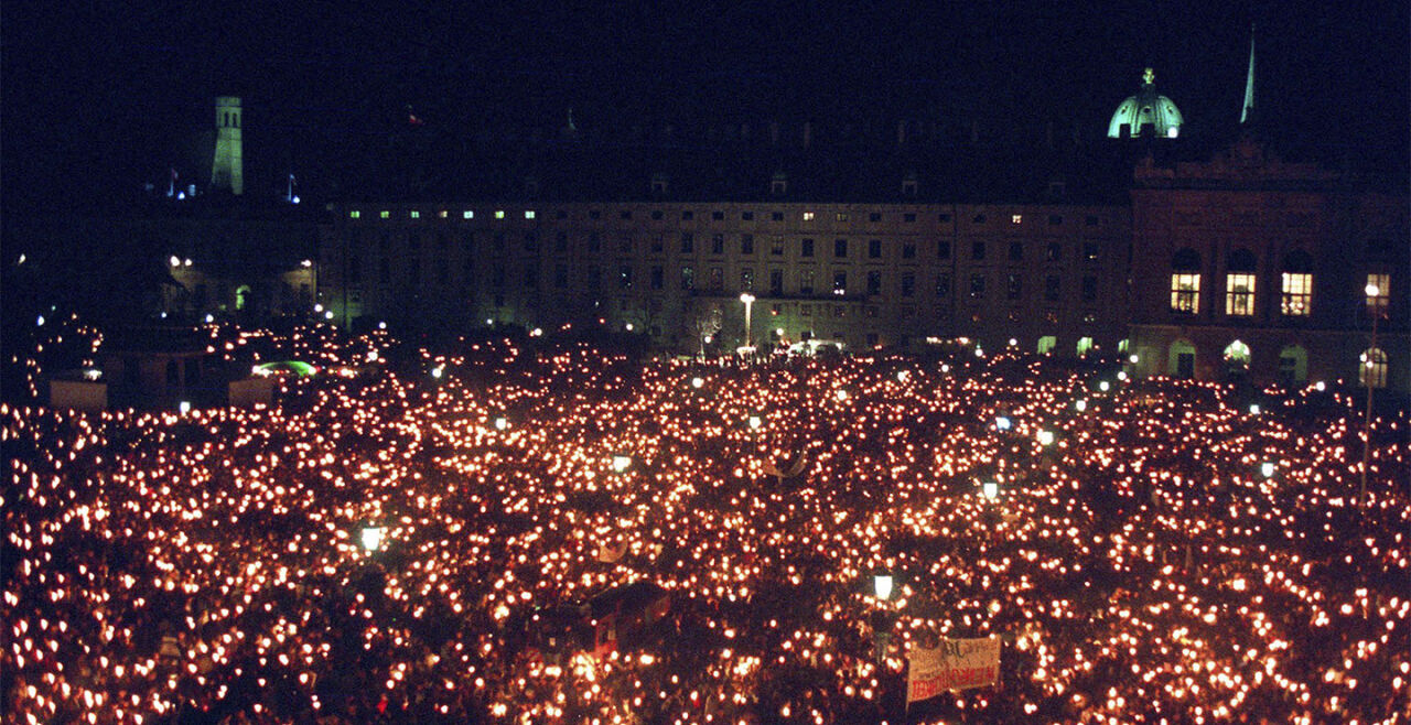 Lichtermeer, 1993, Heldenplatz - © Foto: APA-Foto/ Schnarr Ulrich