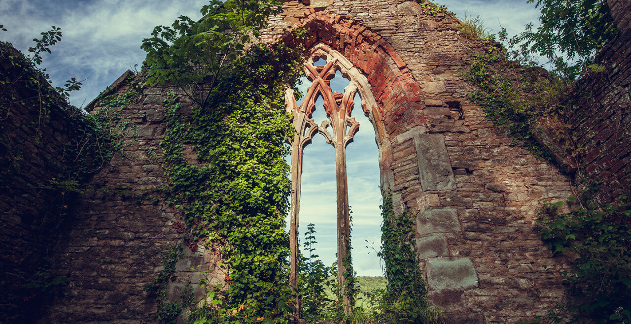 Die verfallene Hülle der St. Mary’s Church in Tintern, Wales - Schon bei Paulus steht, dass die Schöpfung der Vergänglichkeit unterworfen ist – aber „auf Hoffnung hin unterworfen“. - © Foto: iStock/steved_np3