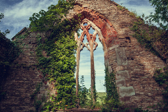 Die verfallene Hülle der St. Mary’s Church in Tintern, Wales - Schon bei Paulus steht, dass die Schöpfung der Vergänglichkeit unterworfen ist – aber „auf Hoffnung hin unterworfen“. - © Foto: iStock/steved_np3