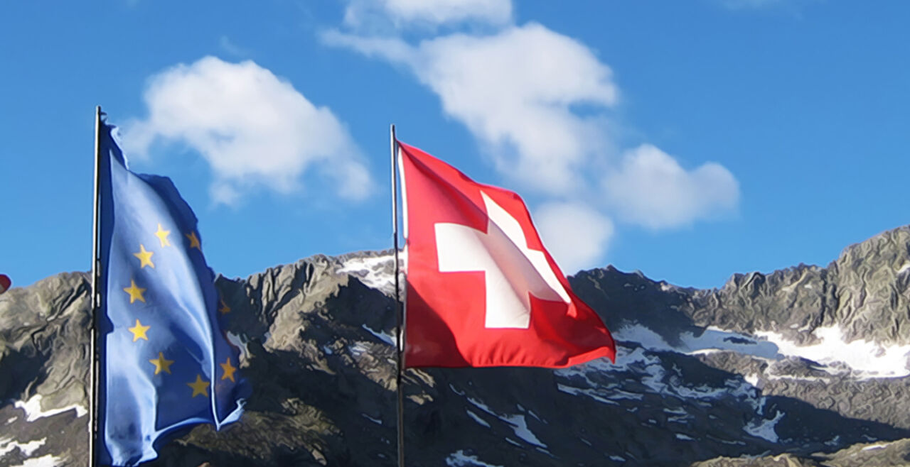 Stürmische Zeiten zwischen der EU und der Schweiz - Nachdem der Schweizer Bundesrat 2021 ein Rahmenabkommen mit der EU hat platzen lassen, bröckelt die Verhandlungsbasis zwischen Bern und Brüssel - ein neuer Anlauf für die Bilaterale III ist im März 2024 gestartet. - © iStock/stefaniaandreetto