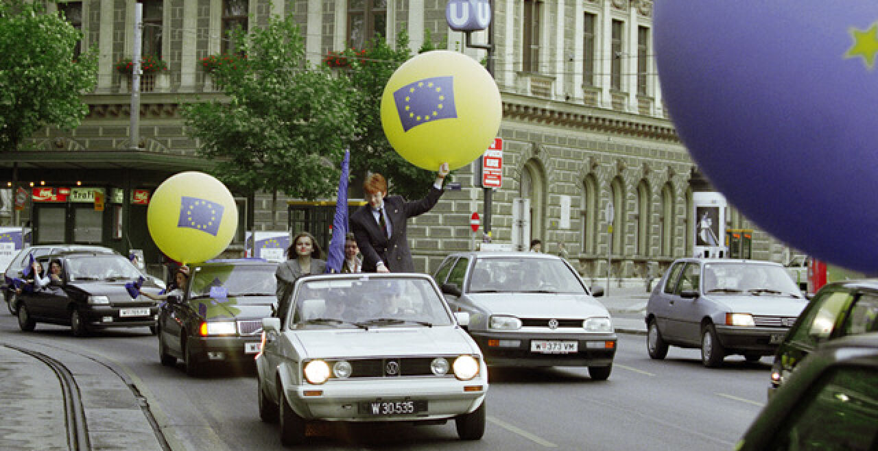 12. Juni 1994: Ring frei für Europa - Kein Fußballsieg Österreichs, sondern das Ja für den EU-Beitritt am 12. Juni 1994 verwandelte die Wiener Ringstraße in ein Ringelspiel. - © picturedesk.com / APA / Kelly Schöbitz