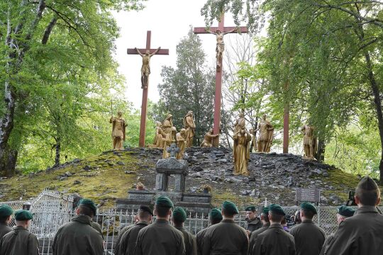 Soldatenn beim Kreuzweg im Rahmen der Internationalen Soldatenwallfahrt in Lourdes - Österreichische Soldaten beim Kreuzweg in Lourdes im Rahmen der Internationale Soldatenwallfahrt - © Till Schönwälder