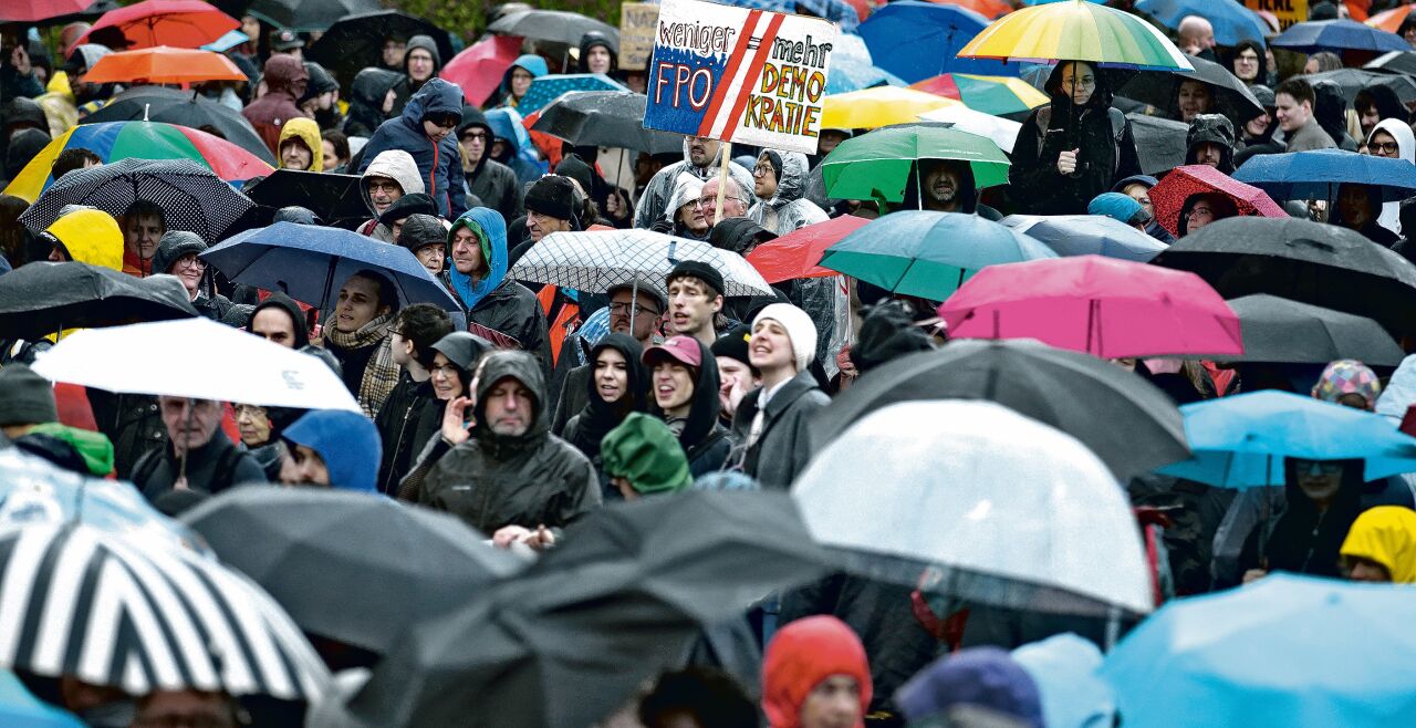 Kirchliche Würdenträger machen sich auf Demonstrationen gegen Rechtspopulisten rar - Kirchliche Würdenträger machen sich in Österreich auf Demonstrationen gegen Rechtspopulisten rar. - © Foto: Getty Images / Heinz-Peter Bader