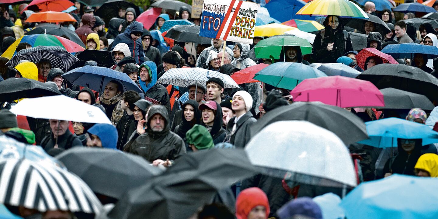 Kirchliche Würdenträger machen sich auf Demonstrationen gegen Rechtspopulisten rar - Kirchliche Würdenträger machen sich in Österreich auf Demonstrationen gegen Rechtspopulisten rar. - © Foto: Getty Images / Heinz-Peter Bader