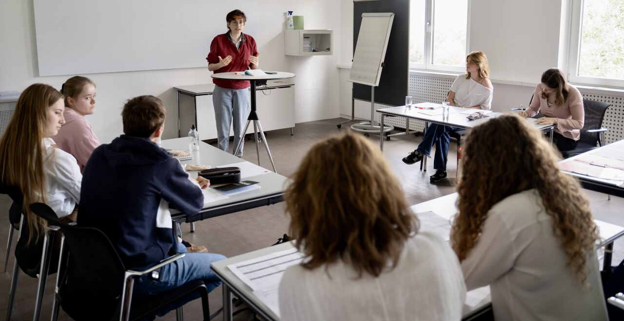 Debattierclub  - Debatte zum Thema „Soll ein Teil der Sitze in Parlamenten per Los an Jugendliche vergeben werden?“ - © Foto: Julian Roninger/IFTE