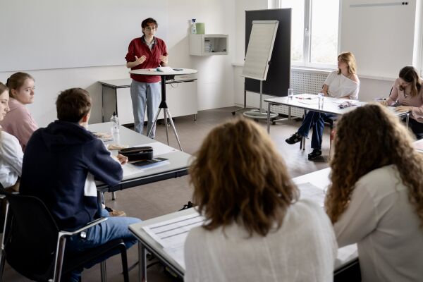 Debattierclub  - Debatte zum Thema „Soll ein Teil der Sitze in Parlamenten per Los an Jugendliche vergeben werden?“ - © Foto: Julian Roninger/IFTE