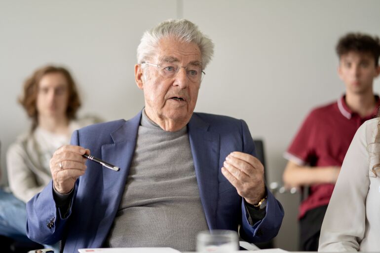 Debattierclub - Dr. Heinz Fischer als Impulsspeaker und Mitglied der Jury bei einer Debatte<br />
  - © Foto: Julian Roninger/IFTE