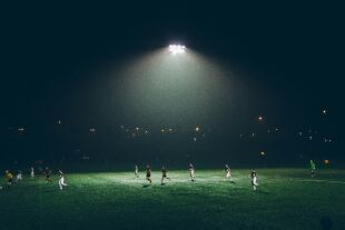 Fußball als Weltreligion - © Unsplash/Abigail Keenan