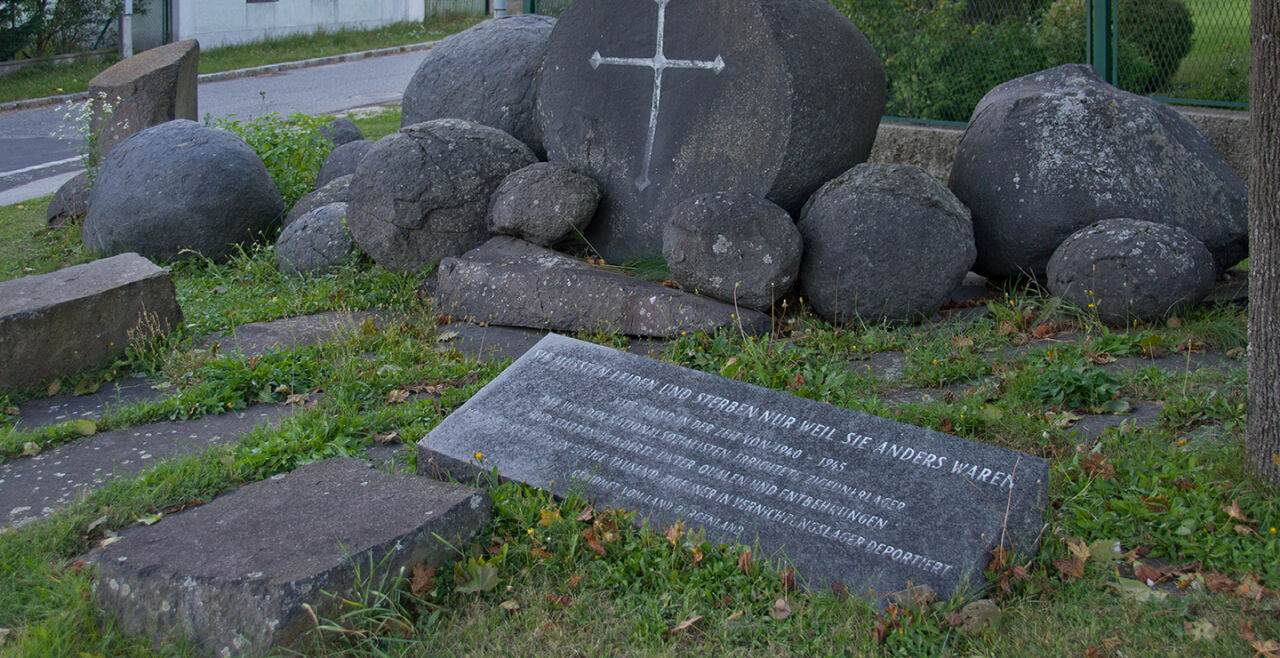 Mahnmal an die Opfer des Lagers in Lackenbach.  - Heute erinnert ein Mahnmal an die Opfer des Lagers in Lackenbach. - © Foto: Wikipedia/ Hadinger (cc by-sa 3.0 at)