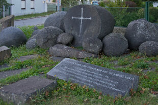 Mahnmal an die Opfer des Lagers in Lackenbach.  - Heute erinnert ein Mahnmal an die Opfer des Lagers in Lackenbach. - © Foto: Wikipedia/ Hadinger (cc by-sa 3.0 at)
