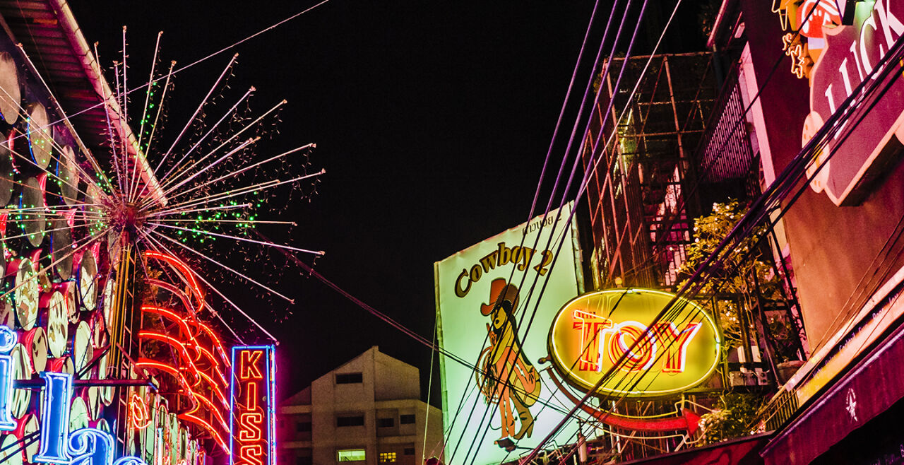 Rote Gefahrenzone für Kinder - Das Rotlichtviertel „Soi Cowboy“ in Bangkok ist ein Hotspot für die sexuelle Ausbeutung von Minderjährigen durch Touristen. Gerade in Thailand konnte aber durch Zusammenarbeit von ECPAT und Behörden die Missbrauchsrate verringert werden. - © iStock/aluxum