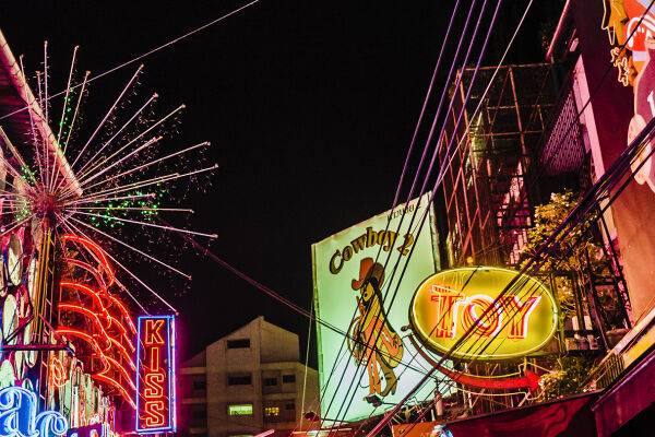 Rote Gefahrenzone für Kinder - Das Rotlichtviertel „Soi Cowboy“ in Bangkok ist ein Hotspot für die sexuelle Ausbeutung von Minderjährigen durch Touristen. Gerade in Thailand konnte aber durch Zusammenarbeit von ECPAT und Behörden die Missbrauchsrate verringert werden. - © iStock/aluxum