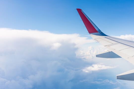 Zum Ziel mehr Klimaschutz führen viele Wege - Besserer Klimaschutz gelingt auch mit aerodynamischen Verbesserungen am Flugzeug; besonders glatte Oberflächen oder gebogene Flügelspitzen senken den Kraftstoffverbrauch. - © iStock / Dmitry Potashkin