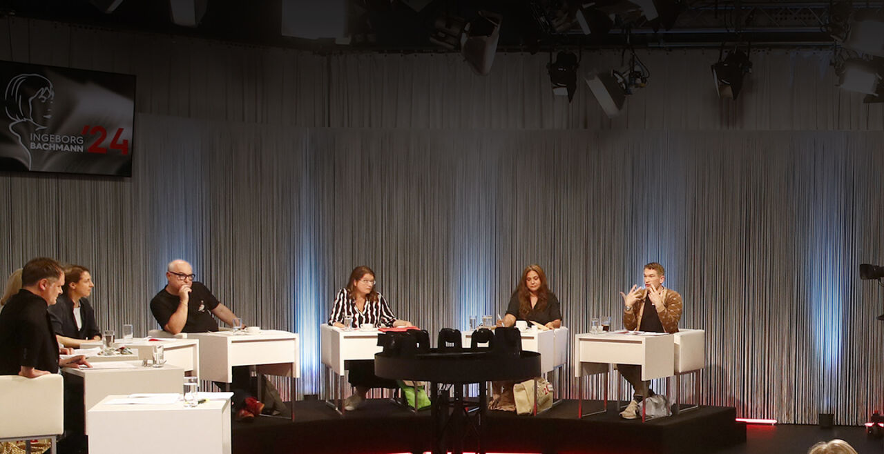 Bachmannpreis-Jury - Die Bachmannpreis-Jury<br />
Sie diskutierten drei Tage lang vor Publikum und laufender Kamera (von rechts nach links): Philipp Tingler, Mithu Sanyal, FURCHE-Feuilletonchefin Brigitte Schwens-Harrant, Klaus Kastberger, Laura de Weck, Mara Delius und Thomas Strässle. - © Foto: APA/Gerd Eggenberger