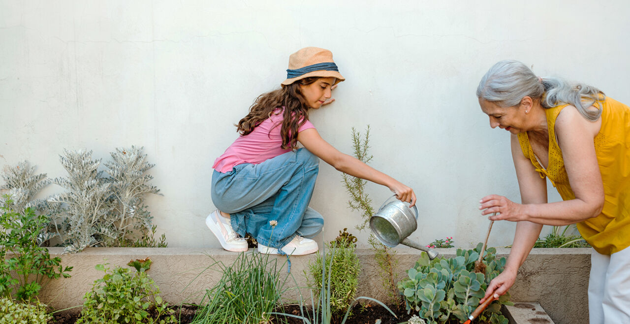 Großmutter, Großeltern, Enkel, Enkelin, Erziehung, Kinderbetreuung, Generationen - © iStock/ Nikada