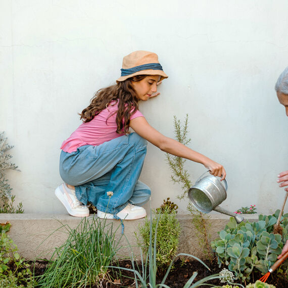 Großmutter, Großeltern, Enkel, Enkelin, Erziehung, Kinderbetreuung, Generationen - © iStock/ Nikada