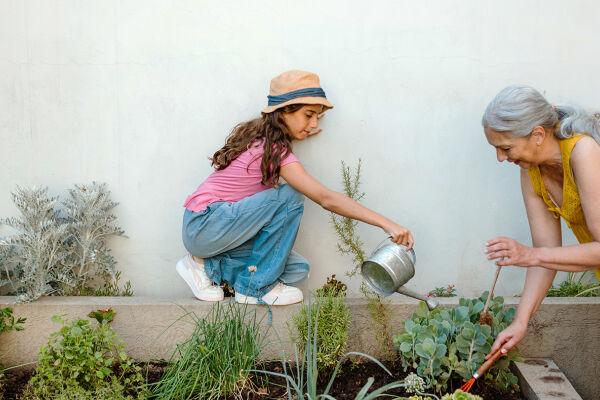 Großmutter, Großeltern, Enkel, Enkelin, Erziehung, Kinderbetreuung, Generationen - © iStock/ Nikada