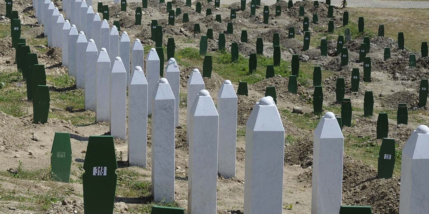 srebrenica_friedhof - Der Friedhof bei Bratunac nahe dem LOT (Liaison and Observation Team)-Hauses mit über 5.100 bisher identifizierten Toten des Massakers von 1995 in Srebrenica. - © APA/Gunter Pusch/HBF