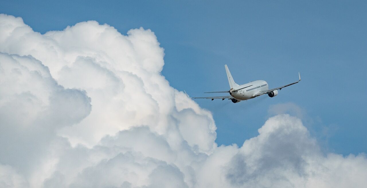 Flugzeug in Wolken - © Pixabay/Christo Anestev