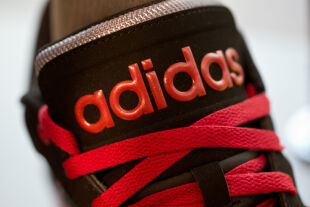 Schuhe von Adidas - © APA/dpa/Daniel Karmann
