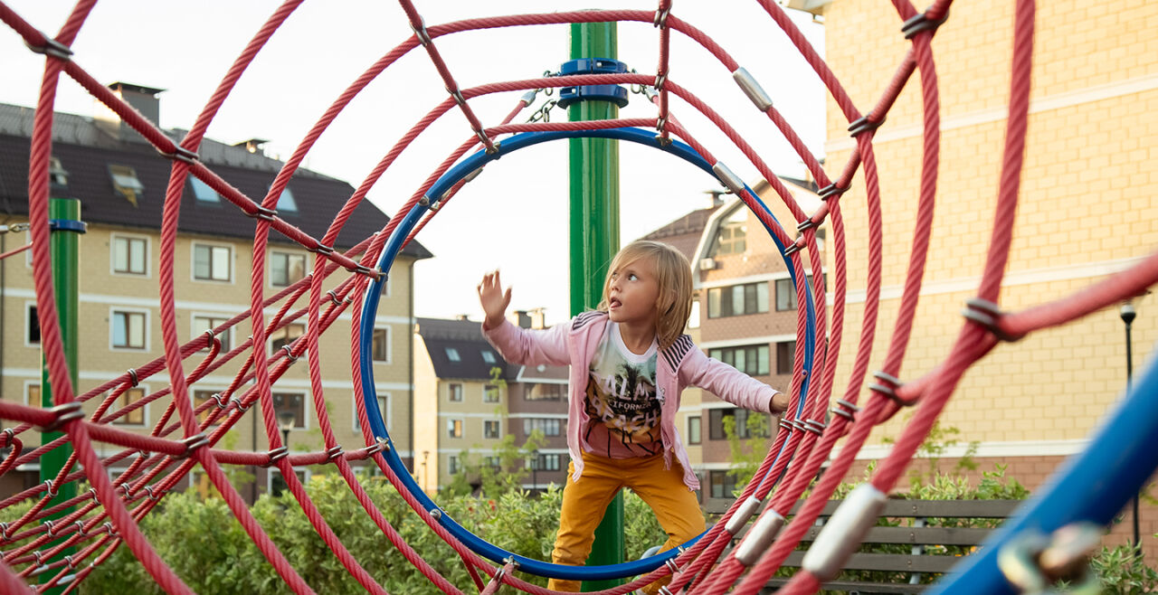 Spielplatz, Kind, spielen, Klettergerüst - © iStock / Galina Sharapova