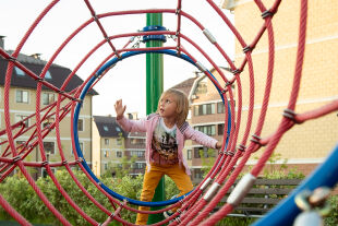 Spielplatz, Kind, spielen, Klettergerüst - © iStock / Galina Sharapova