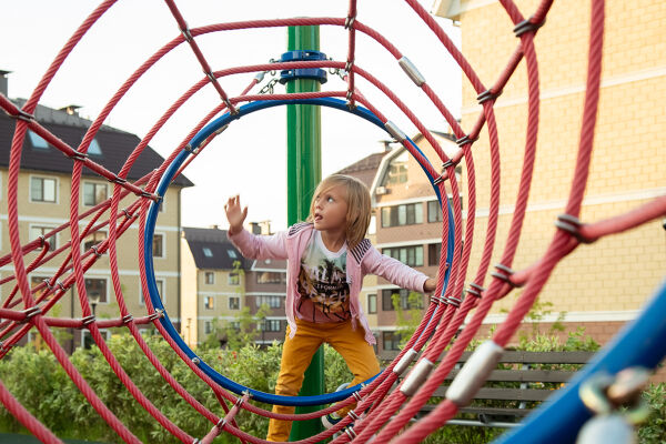 Spielplatz, Kind, spielen, Klettergerüst - © iStock / Galina Sharapova