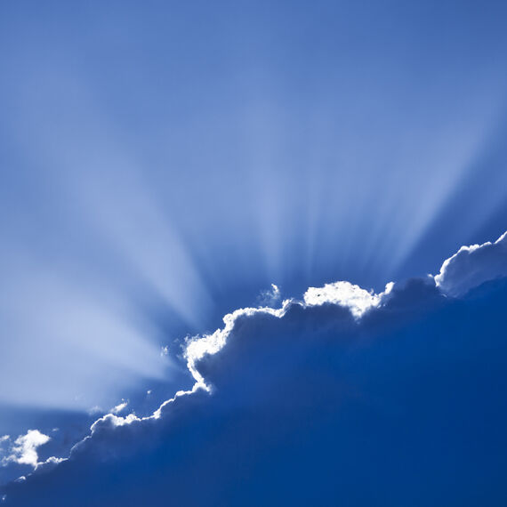 Wolken, Himmel, Sonne, Gott, Gottesvertrauen, Hoffnung - © iStock/ssucsy