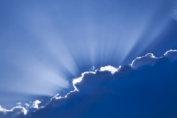 Wolken, Himmel, Sonne, Gott, Gottesvertrauen, Hoffnung - © iStock/ssucsy