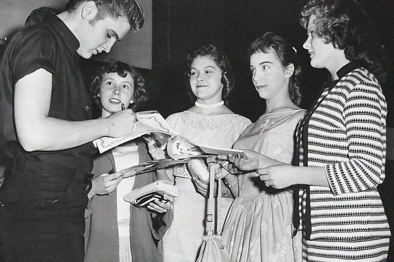 Elvis Presley, Fans, Autogramm, 1956 - 1956: Elvis Presley gibt Autogramme. - © Powell F. Krueger, Wikimedia Commons