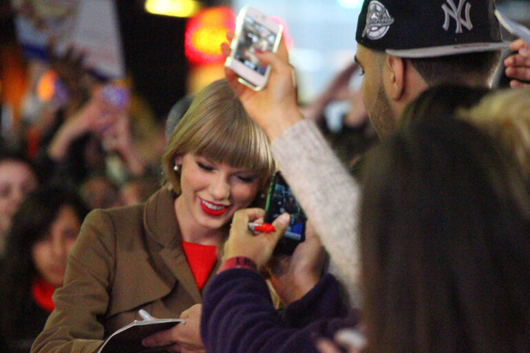 Taylor Swift, Autogramm - © Paolo Villanueava from New York, USA via Wikimedia Commons