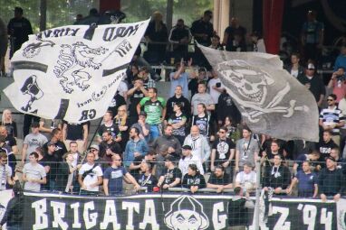 SK Sturm Graz, Fans, Fußball, Fußballfans - 2016: Fans feuren den SK Sturm Graz an. - © Werner100359, CC BY-SA 4.0 <https://creativecommons.org/licenses/by-sa/4.0>, via Wikimedia Commons