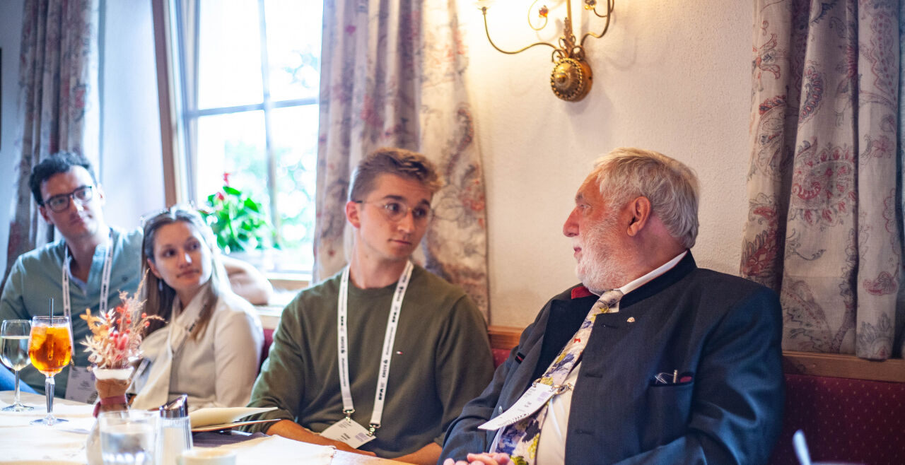 EU-Komissar a.D. Franz Fischler beim Kamingespräch des Club Alpbach Steiermark mit FURCHE-Redakteur Philipp Axmann - © Gandolf Feigl / Club Alpbach Steiermark