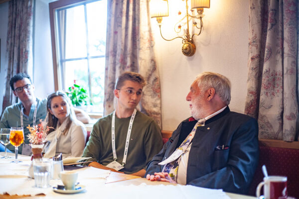 EU-Komissar a.D. Franz Fischler beim Kamingespräch des Club Alpbach Steiermark mit FURCHE-Redakteur Philipp Axmann - © Gandolf Feigl / Club Alpbach Steiermark