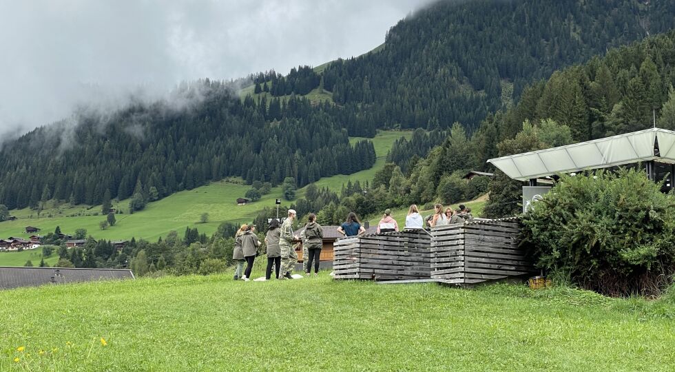 Forum Alpbach 2024, Soldaten im Seminar - Bundesheersoldaten halten auf der Wiese ein Seminar ab - © (c) Philipp Axmann