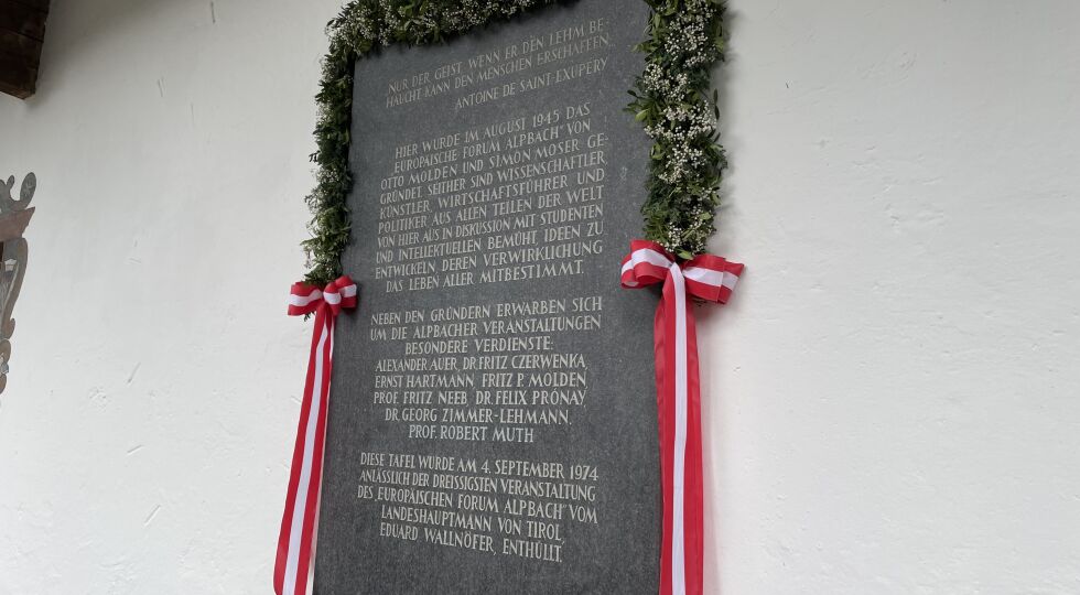 Forum Alpbach 2024, Böglerhof, Jubiläumstafel zum 50. Forum Alpbach - Im Böglerhof wurde 1945 das Forum Alpbach gegründet - © (c) Philipp Axmann