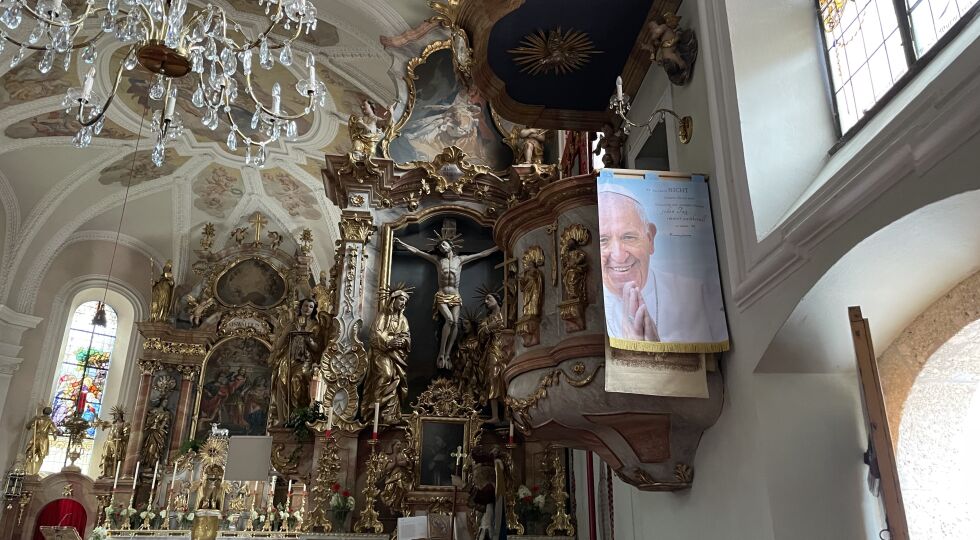 Forum Alpbach 2024, Pfarrkirche zum heiligen Oswald in Alpbach - Papst Franziskus lächelt von der Kanzel - © (c) Philipp Axmann