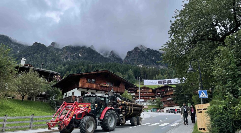 Forum Alpbach, Traktor - Traktor unter dem Banner des Europäischen Forums: Tradition trifft Moderne - © (c) Philipp Axmann