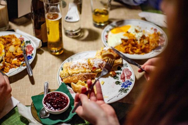 Zottaalm Alpbach, Kaiserschmarren, Eierlikör - Der Eierlikör auf der Zottaalm ist legendär und sehr süffig. - © (c) Gandolf Feigl