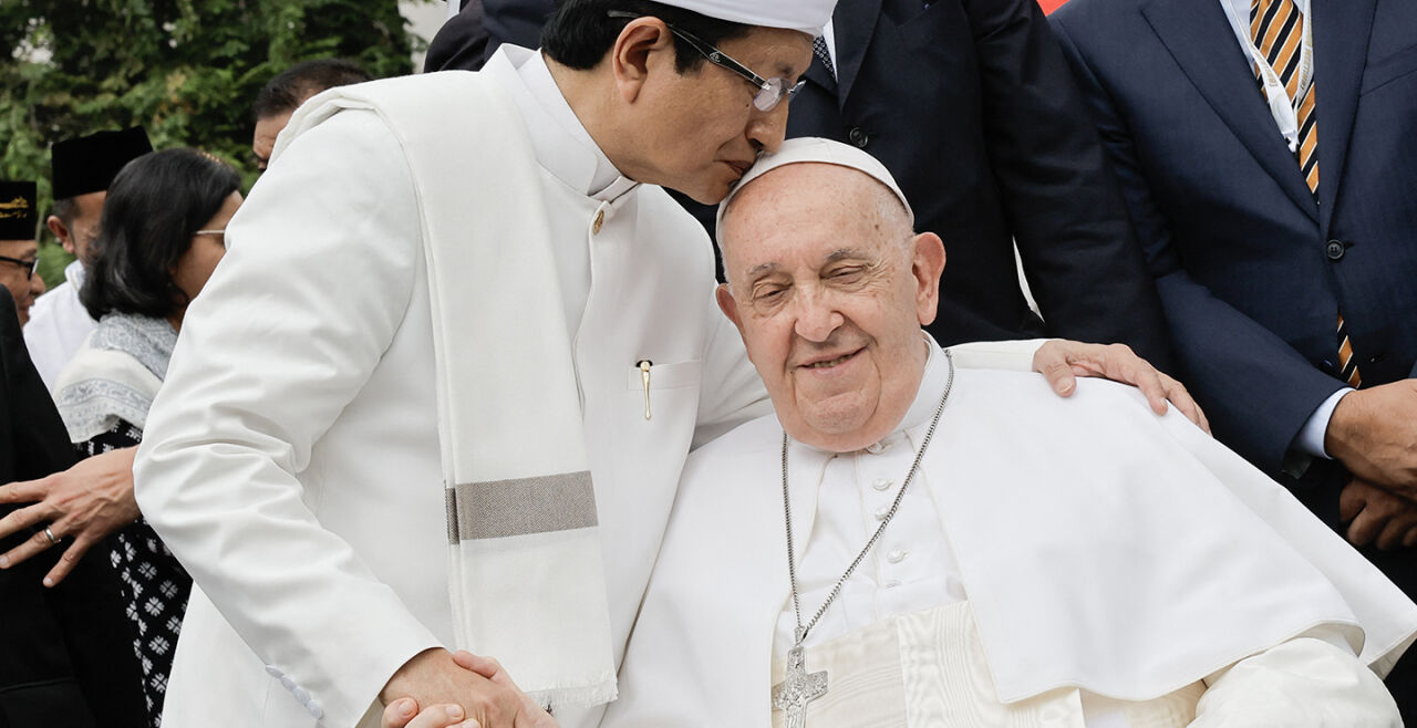 Papst Franziskus und Großimam Großimam ­Nasaruddin  - © Foto: APA / AFP / POOL / Yasuyoshi Chiba