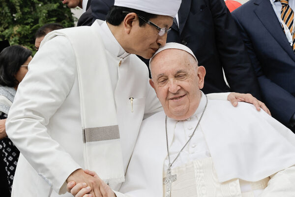 Papst Franziskus und Großimam Großimam ­Nasaruddin  - © Foto: APA / AFP / POOL / Yasuyoshi Chiba