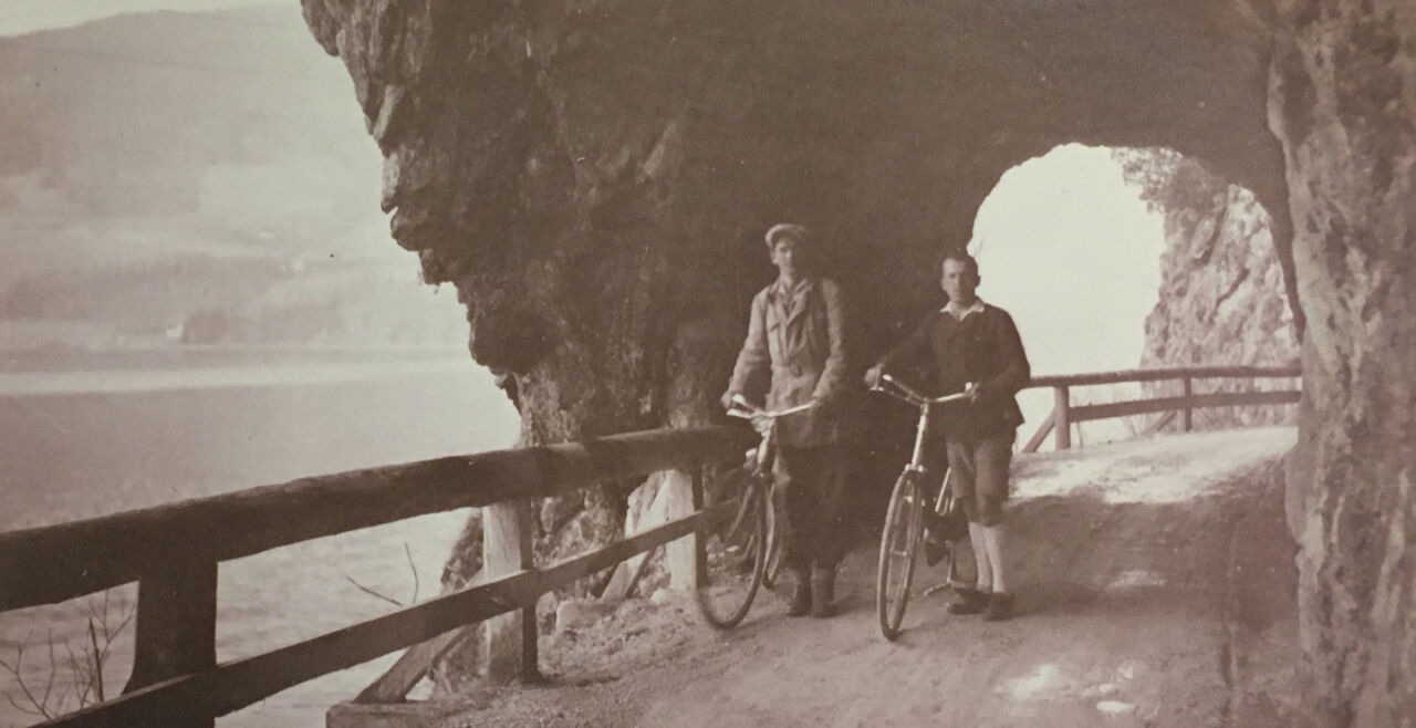 Fahrradtour im Salzkammergut 1930er-Jahre - Die Aufnahme aus der Mitte der 1930er-Jahre zeigt Franz Jaritsch und Alfred Rössler auf Fahrradtour im Salzkammergut; in der NS-Zeit waren die zwei als Widerstandskämpfer in der Gruppe Willy-Fred aktiv. - © Sammlung R. Zimpernik, Archiv Zeitgeschichte Museum Ebensee