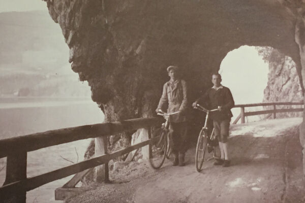 Fahrradtour im Salzkammergut 1930er-Jahre - Die Aufnahme aus der Mitte der 1930er-Jahre zeigt Franz Jaritsch und Alfred Rössler auf Fahrradtour im Salzkammergut; in der NS-Zeit waren die zwei als Widerstandskämpfer in der Gruppe Willy-Fred aktiv. - © Sammlung R. Zimpernik, Archiv Zeitgeschichte Museum Ebensee